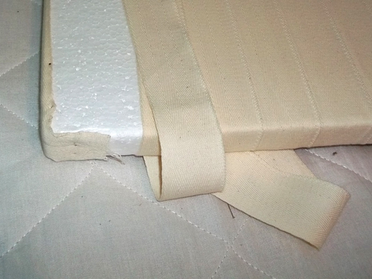 cole um pedaço de passamanaria HAK 600/40 cor 000 cole um pedaço de passamanaria HAK 600/40 cor 000